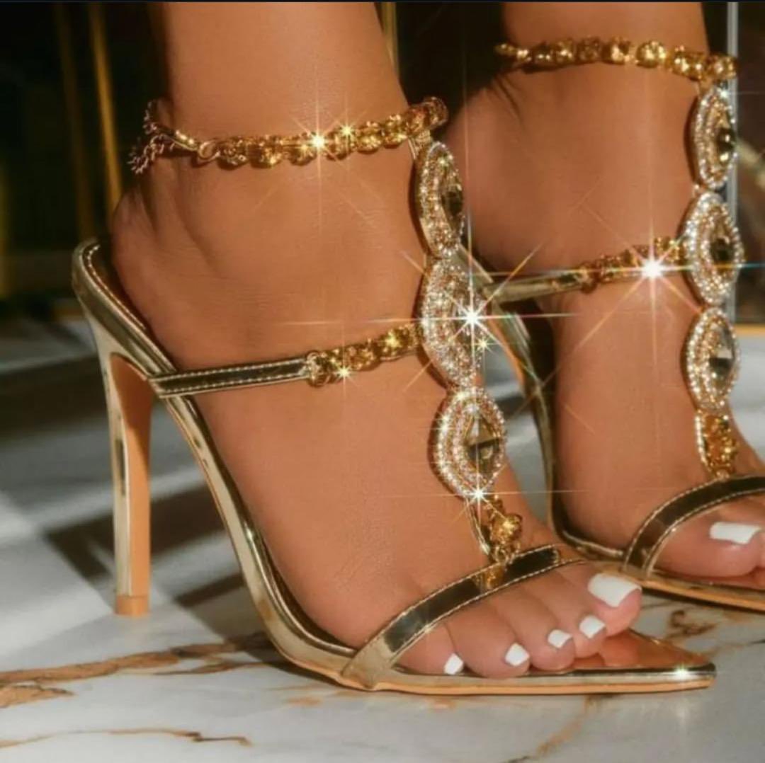 urfashionvogue's tweet image. Louboutin Paris luxury heels
Size:37-42
Price:56,000
Fully packaged