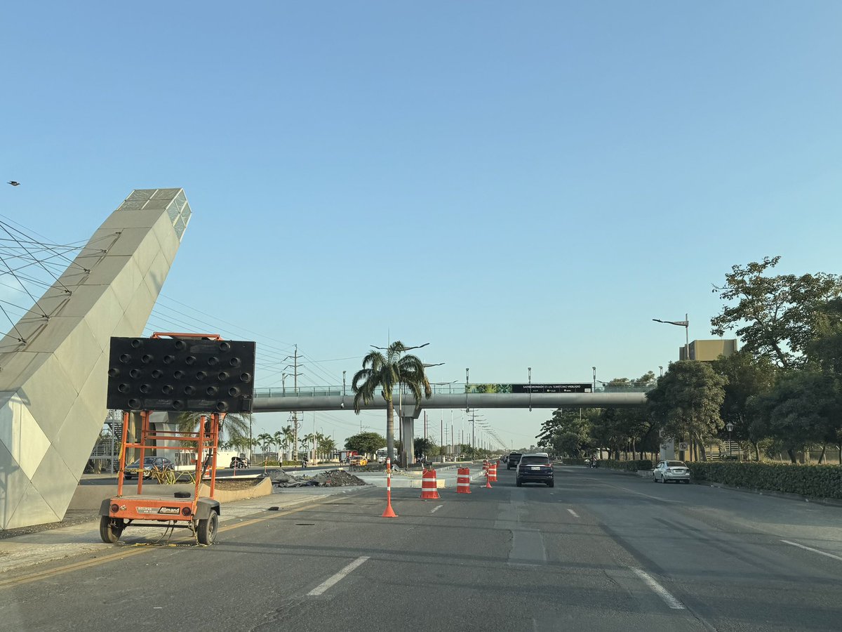 JCAV3791's tweet image. ¿Hay estudios técnicos que soporten que haya un obstáculo en plena curva? El nuevo retorno en Samborondón a la altura de los bomberos es alto riesgo de accidentes para ambos carriles. @pochoharbEC