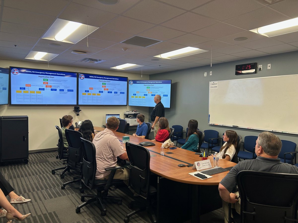 GaDeptAg's tweet image. A big thank you to our friends at @GeorgiaEMAHS for hosting our summer interns at the State Operations Center last week!

It was a great opportunity for them to see firsthand how we work together with state and federal partners to keep Georgians safe during major events.