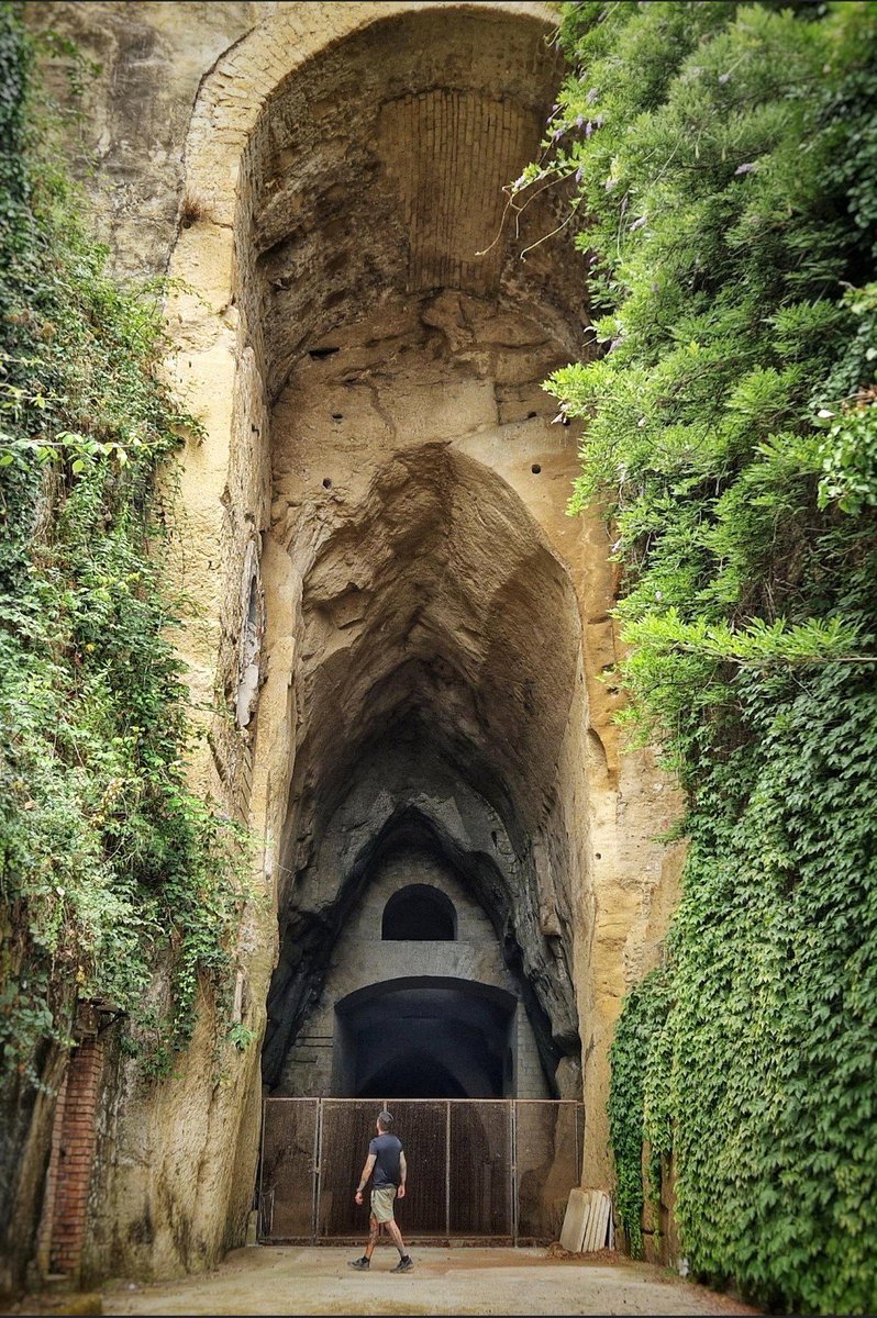 QDrop2450's tweet image. CRYPTA NEAPOLITANA, Naples, Italy
Painting by artist: Caspar van Wittel - La Crypta Neapolitana, chiamata Grotta di Posillipo, 18th Century
~ Meltology~ 🫠