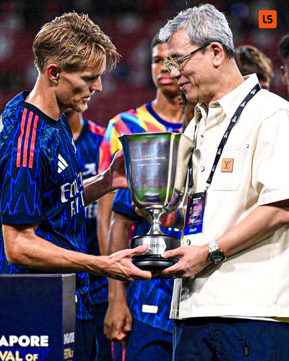 livescore's tweet image. Arsenal collect their first trophy of the season ๐ด๐