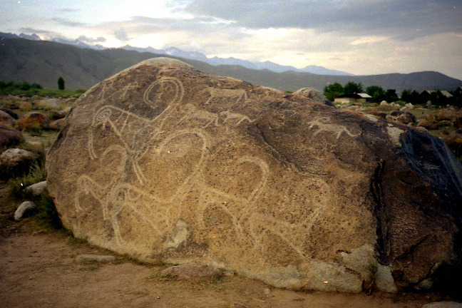 beforethewest's tweet image. In the open-air gallery of Cholpon-Ata, nestled at the foot of the Tian Shan Mountains near Lake Issyk-Kul in Kyrgyzstan 🇰🇬, lies a remarkable concentration of ancient petroglyphs. Etched into massive glacial boulders, these carvings—some dating back as far as 1500 BCE—depict…