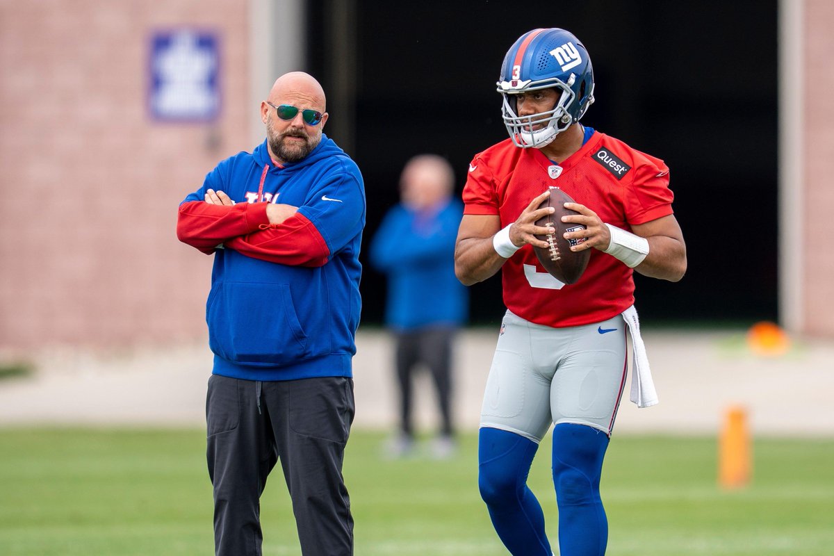 nflnohuddle's tweet image. 🚨🚨 ¡LO DIJO!
🔝 HC Brian Daboll anunció que su QB titular en los NY Giants es Russell Wilson.
¿Estás de acuerdo?