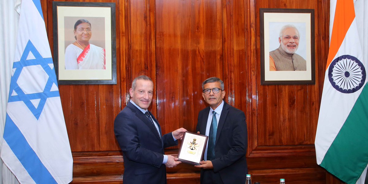 prodefencejammu's tweet image. Defence Secretary Mr Rajesh Kumar Singh met Director General, Israeli Ministry of Defence Major General (Res) Amir Baram in New Delhi today. The two sides explored new avenues to further strengthen the #defencecooperation between the two countries and reiterated the commitment to…