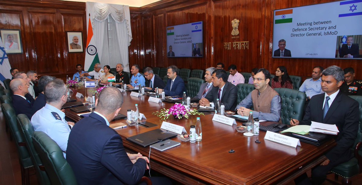 prodefencejammu's tweet image. Defence Secretary Mr Rajesh Kumar Singh met Director General, Israeli Ministry of Defence Major General (Res) Amir Baram in New Delhi today. The two sides explored new avenues to further strengthen the #defencecooperation between the two countries and reiterated the commitment to…