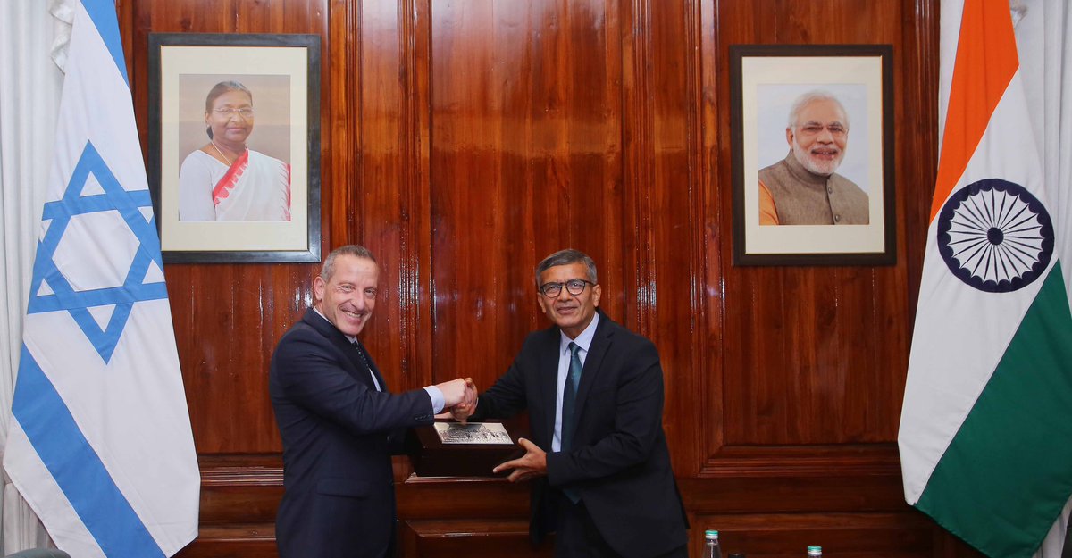 prodefencejammu's tweet image. Defence Secretary Mr Rajesh Kumar Singh met Director General, Israeli Ministry of Defence Major General (Res) Amir Baram in New Delhi today. The two sides explored new avenues to further strengthen the #defencecooperation between the two countries and reiterated the commitment to…