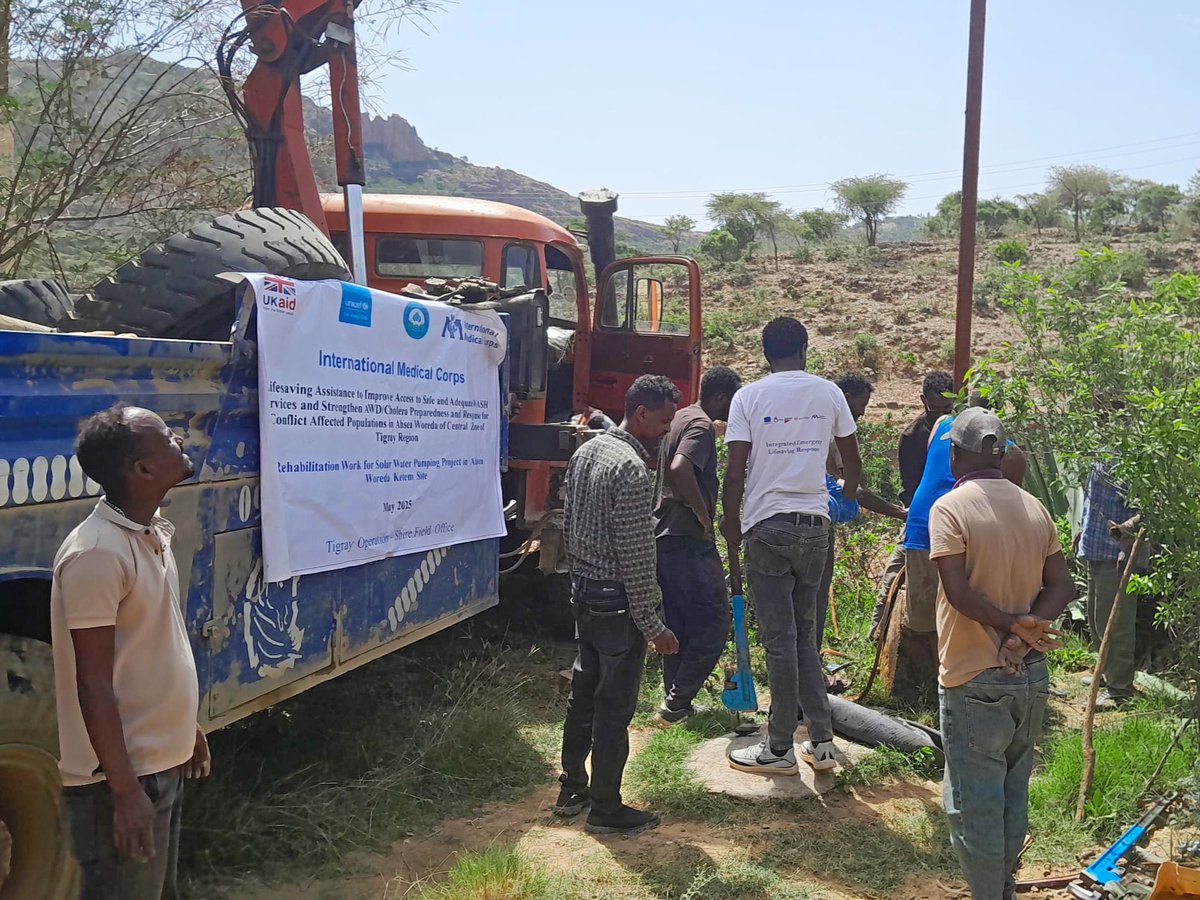 IMC_UK's tweet image. Water systems are only as strong as the people who manage them.
That’s why our team in Ahsea Woreda, #Ethiopia—supported by @UNICEF—have equipped:
👥 140+ local stakeholders
👩⚕️ Health workers
👩🏫 School staff
with the skills to sustain clean water and hygiene practices long-term.