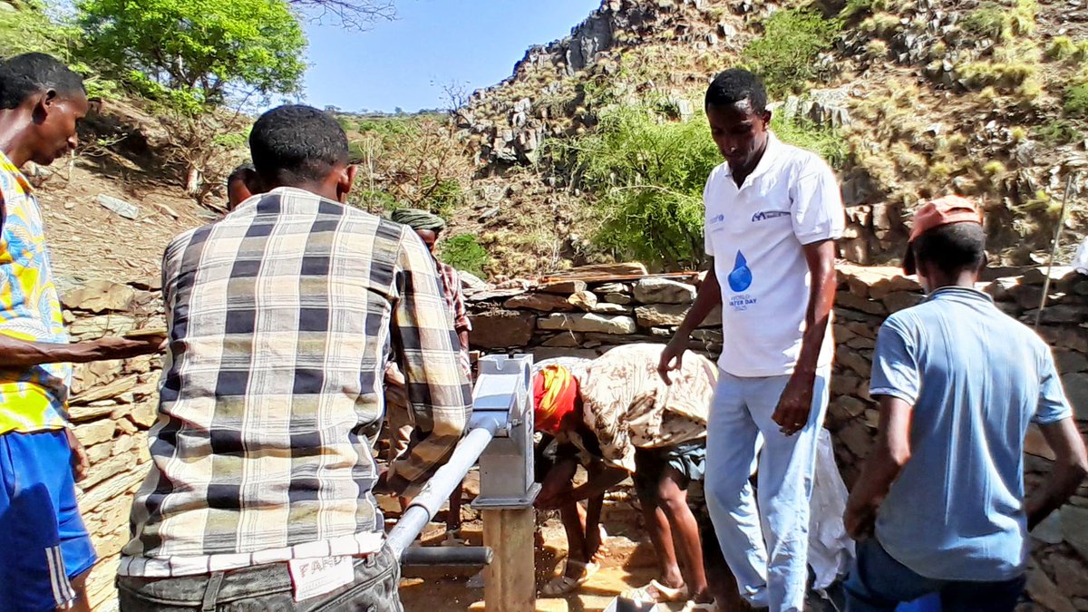 IMC_UK's tweet image. Water systems are only as strong as the people who manage them.
That’s why our team in Ahsea Woreda, #Ethiopia—supported by @UNICEF—have equipped:
👥 140+ local stakeholders
👩⚕️ Health workers
👩🏫 School staff
with the skills to sustain clean water and hygiene practices long-term.