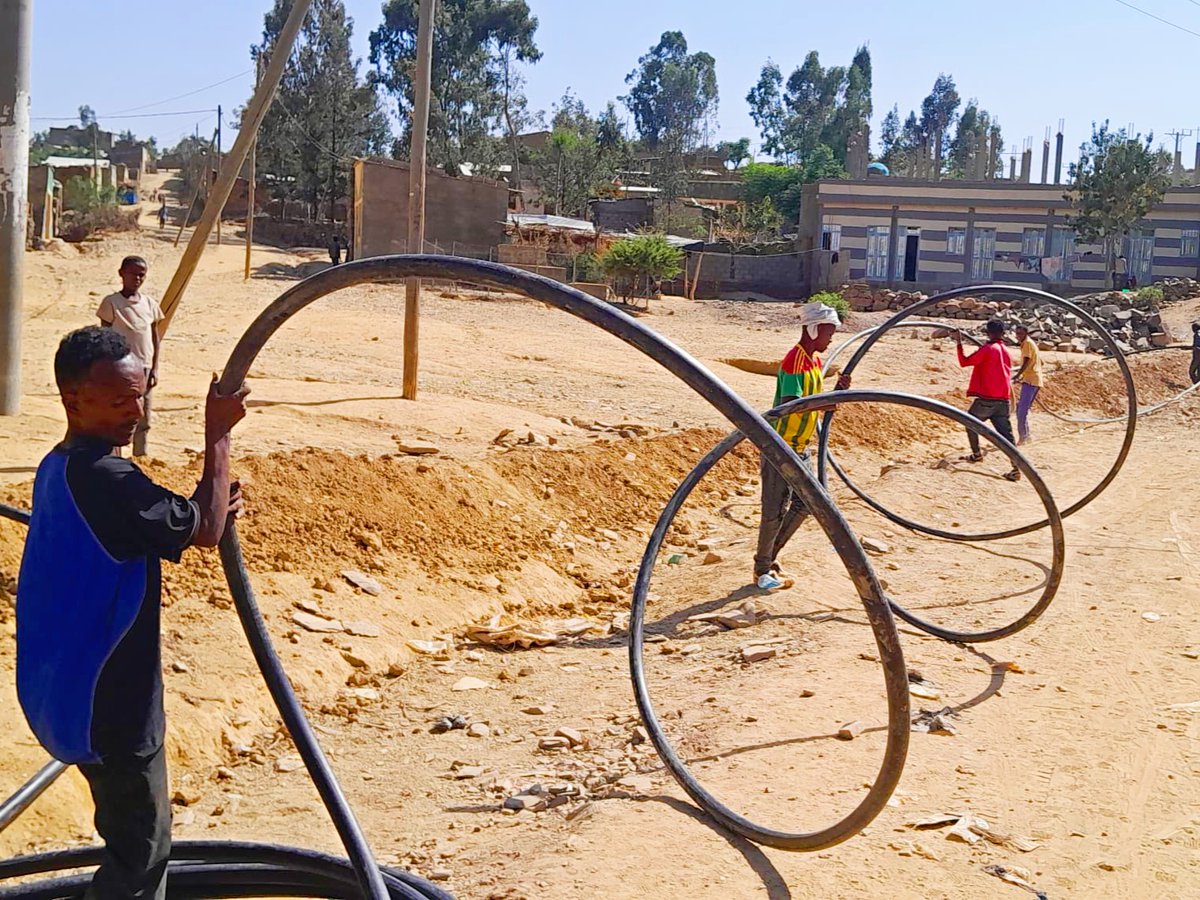 IMC_UK's tweet image. Water systems are only as strong as the people who manage them.
That’s why our team in Ahsea Woreda, #Ethiopia—supported by @UNICEF—have equipped:
👥 140+ local stakeholders
👩⚕️ Health workers
👩🏫 School staff
with the skills to sustain clean water and hygiene practices long-term.