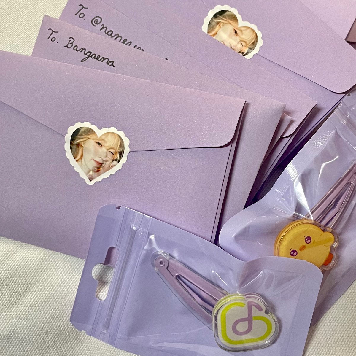 cbeamx's tweet image. มาค่ะย้อนหลัง เนื่องจากพี่ลี่ได้รางวัลนักแสดงนำยอดเยี่ยม และมีโมเมนต์พี่ลี่ไปคอนคยองซูด้วย 😭

🌸 แจก 3 ชุด 🌸 (รวมยอดตอนวันเกิดอีกชุด ลืมแจก ㅠ ㅠ)
- Card holder + กิ๊ฟ 1 คู่
*ไม่เสียค่าส่ง*

📌 รีทวิตนี้ ประกาศเมื่อของมาถึง เดี๋ยวเราแท็กเรียกค้าบ

#ตลาดนัดiu #ตลาดนัดไอยู