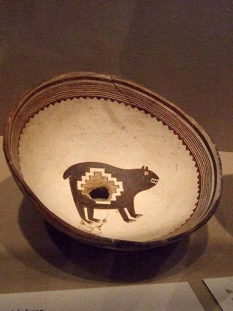 beforethewest's tweet image. Mimbres Bowl – Mogollon Culture, New Mexico 🇲🇽 (c. 1000–1150 CE)
This striking ceramic bowl features iconic Mimbres-style stirrup spout and bold black-on-white design depicting birds in motion. Used both functionally and ritually, these bowls often served in burial…