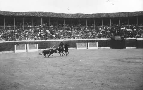 Hace apenas unos días fallecía Rafael Peralta,hermano de Ángel Peralta,hijo adoptivo de Medina de Rioseco,venerado y recordado por el pueblo en nuestros días.Los Peralta fueron protector del convento de Medina de Rioseco y residencia de ancianos. Aquí un recuerdo, GRACIAS SIEMPRE