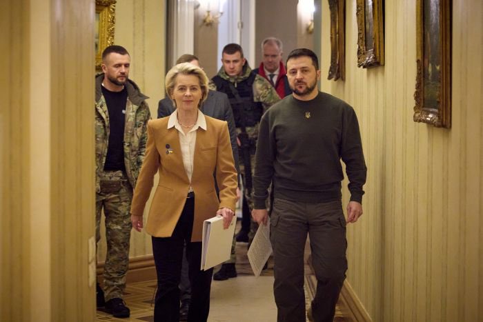 UkrReview's tweet image. 🇪🇺🇺🇦 European Commission President Ursula von der Leyen called Zelensky and asked for clarification on the law that limits the independence of NABU and SAPO.
She expressed deep concern about the consequences of these changes and asked the Ukrainian government to provide…