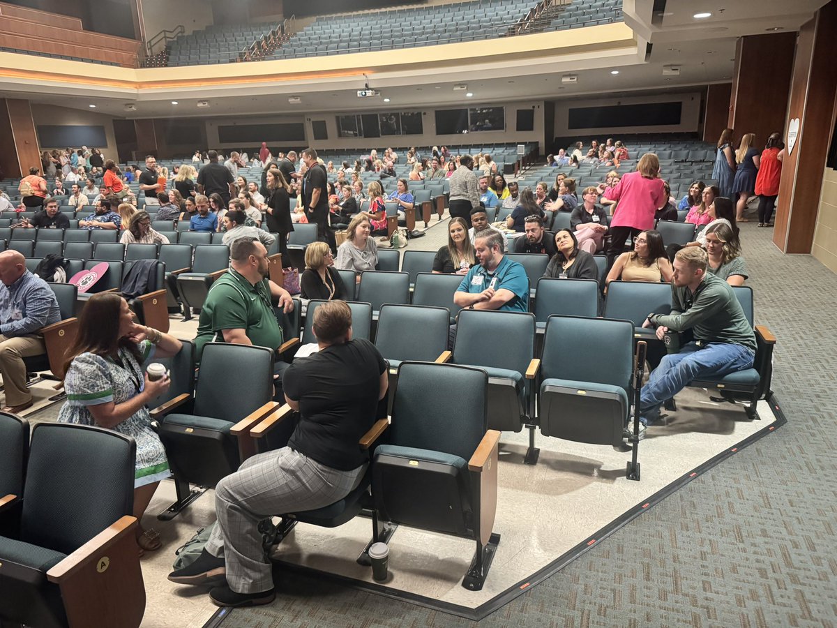 amandarmichael8's tweet image. Our new staff to @utleywolves!! I am excited to join this wonderful group and partner with Mr. Weinberg as the assistant principal. @rockwallschools #IloveRockwallISD #WeAreRockwallSD