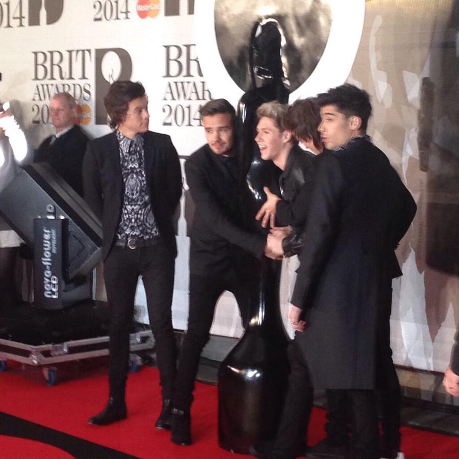 rarepicslh's tweet photo. rare pics of one direction https://t.co/TVYGMUSTzo