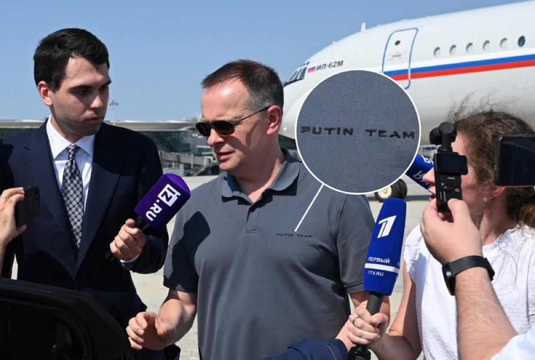 AlertaNews24's tweet image. 🇷🇺🇹🇷🇺🇦 | El jefe de la delegación rusa llega a Estambul para las negociaciones con Ucrania luciendo una camiseta con el logo 'Putin Team'.