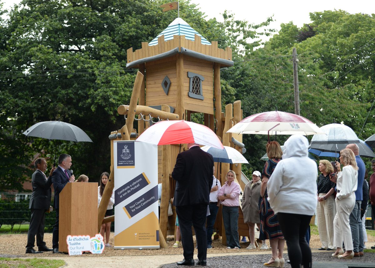 DeptRCDG's tweet image. On Tuesday, Minister @daracalleary opened nearly €3M in regeneration works in Omeath, Co. Louth, delivering a new pedestrian zone and greenway arrival space that reconnects the village to its natural setting.
Read more: loom.ly/cCHB4dE
@louthcoco