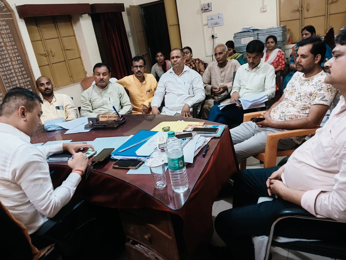 dm_patna's tweet image. भारत निर्वाचन आयोग के निदेश के आलोक में जिले में चल रहे मतदाता सूची विशेष गहन पुनरीक्षण कार्यक्रम के तहत जिले के सभी 14 निर्वाचक निबंधन पदाधिकारियों द्वारा स्थानीय जनप्रतिनिधियों, बी.एल.ओ. एवं बी.एल.ए. के साथ एक बैठक की गई। सभी जनप्रतिनिधियों से सत्यापन कार्य में सहयोग करने की…