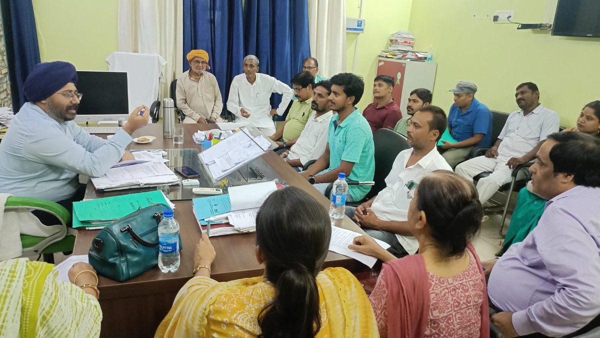 dm_patna's tweet image. भारत निर्वाचन आयोग के निदेश के आलोक में जिले में चल रहे मतदाता सूची विशेष गहन पुनरीक्षण कार्यक्रम के तहत जिले के सभी 14 निर्वाचक निबंधन पदाधिकारियों द्वारा स्थानीय जनप्रतिनिधियों, बी.एल.ओ. एवं बी.एल.ए. के साथ एक बैठक की गई। सभी जनप्रतिनिधियों से सत्यापन कार्य में सहयोग करने की…