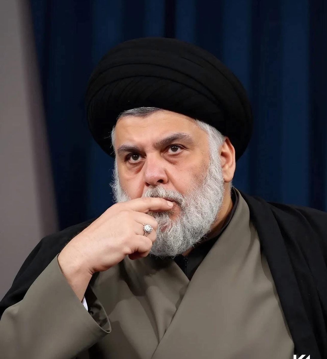 Mohanadmaliki2's tweet image. لو وكت الصدر مبيوع هذا الخــور
چاهسه العـمـايم ثــور ينطـح ثــور
وچاهسه الشـوارع والمقاهي تـفـور
وچاهسه النـشـر منشـور يم منشـور
بس غاب الصدر غاب الشرف والنور
صار الشـعب موتـه والبـيـوت گـبـور
بس عـوزه الچـفن والسدر والكافـور
عجب كلهه إسكتت لاإحـم لادسـتور 🤔