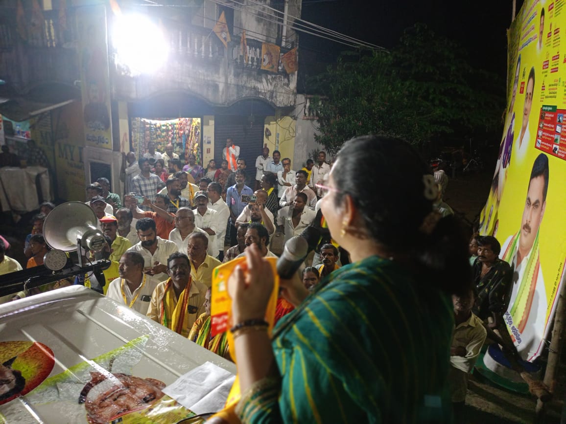 సుపరిపాలనలో తొలి అడుగు కార్యక్రమంలో భాగంగా…
ఈరోజు 2వ, 3వ మరియు 4వ డివిజన్లలో పర్యటించాం. 3వ డివిజన్లో గల వ్యాసన్నారాయణ మెట్ట దగ్గరలో తెలుగుదేశం పార్టీ నూతన కార్యాలయాన్ని ఘనంగా ప్రారంభించాం. అనంతరం ఇంటింటికీ వెళ్లి కూటమి ప్రభుత్వం చేపట్టిన అభివృద్ధి, సంక్షేమ కార్యక్రమాలపై ప్రజలకు