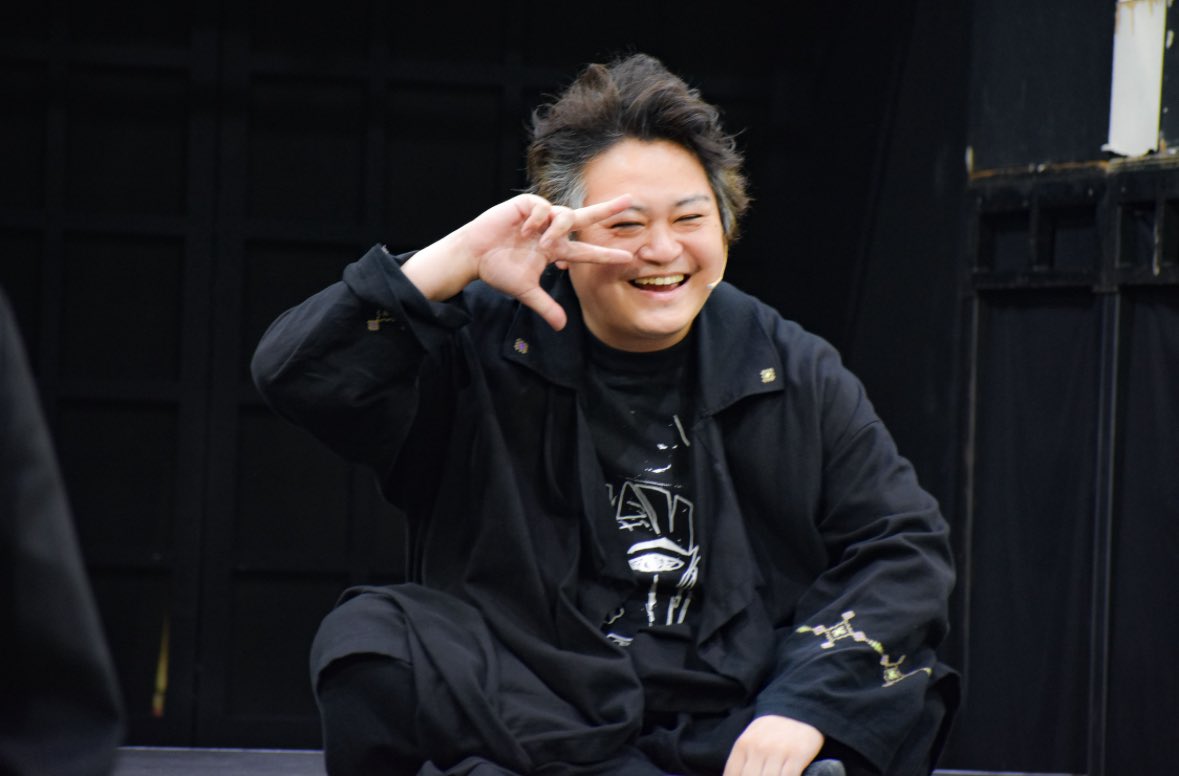 HonjoJrHigh's tweet image. 舞台『日本三國』の稽古場写真をマネージャーから頂きました。
まだ平殿器ヘアーにする前ですね。
俺の白髪がたまたま北大路欣也さんでした。

#舞台日本三國
#日本三國