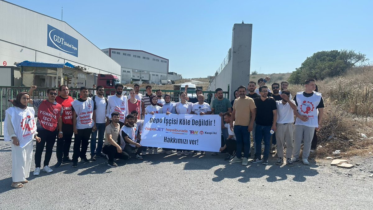 TipEmek's tweet image. İnsan onuruna aykırı çalışma koşullarına karşı haklı fesih hakkını kullanarak direnişe geçen Hepsi Jet Depo işçilerinin (@HepsiJetisci) hak arayışlarında omuz omuzayız. 

Hepsi Jet yetkililerini işçilerin bu çağrılarına kulak vermeye, işçileri köle olarak görmeyen insanca bir…