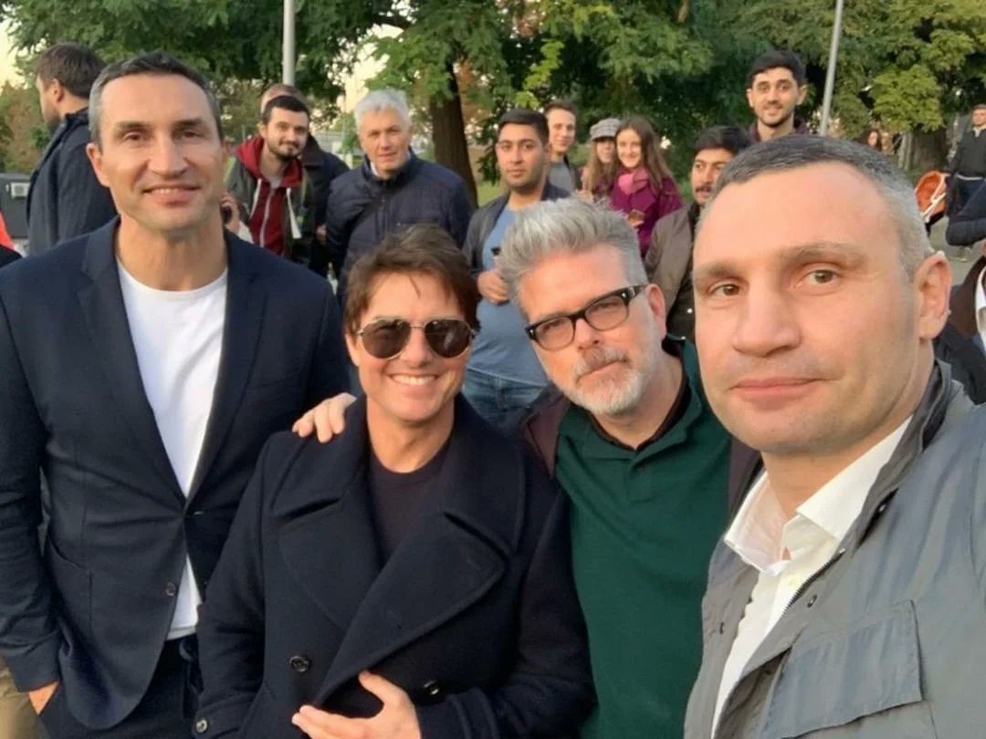 tcarchive0220's tweet image. It's not that he's short — it's that the others are tall