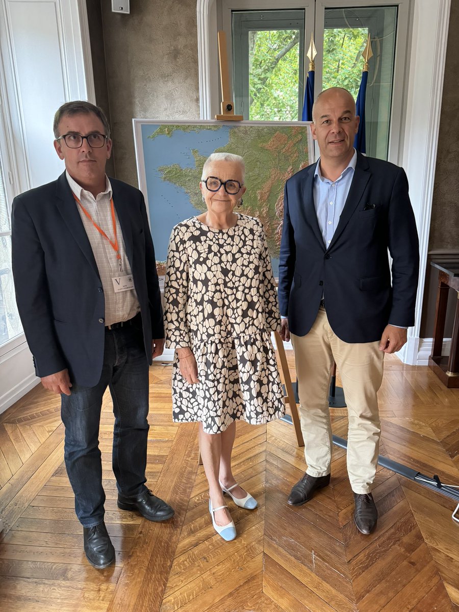 FrancoiseGatel's tweet image. L’agriculture, enjeu de souveraineté alimentaire, est au cœur de la ruralité : merci au président Arnaud Rousseau et au président du groupe monde rural (GMT) Stéphane Aurousseau pour nos échanges.
@Ecologie_Gouv @FNSEA #FranceRuralités