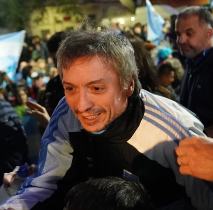 De donde sacó este impresentable un patrimonio en blanco de 8.300 millones de pesos? Este país es un chiste.