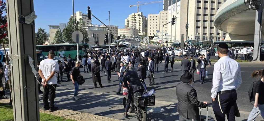 behadrei_bhol's tweet image. עימותים אלימים > 'הפלג' יצא להפגין: מחאות סוערות בבני ברק ובירושלים | זו מפת החסימות >> bhol.co.il/bit/9gvey