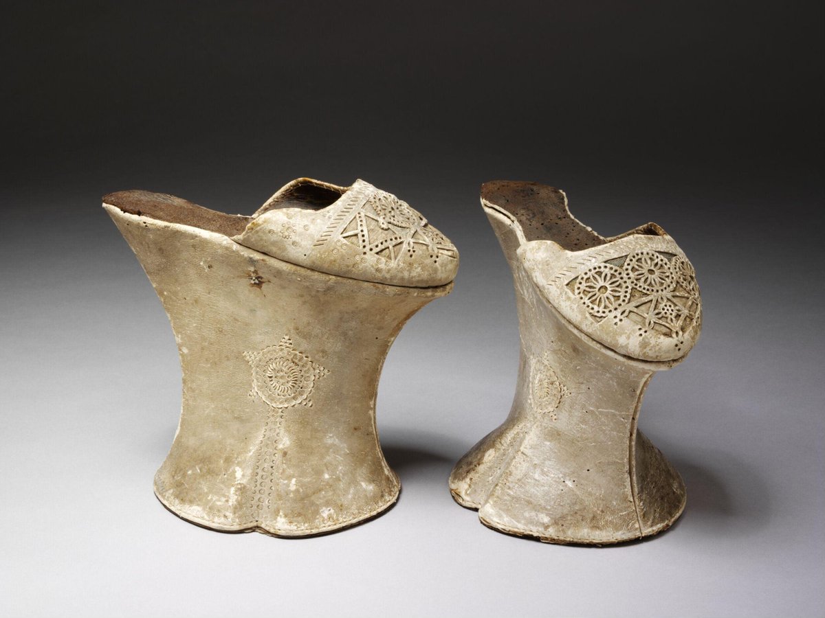 jdmccafferty's tweet image. Pair of chopines
c. 1600
Venice
These are made of pine-wood which is covered in kid leather with punched decoration & figured silk underlay.
(V&A, London)