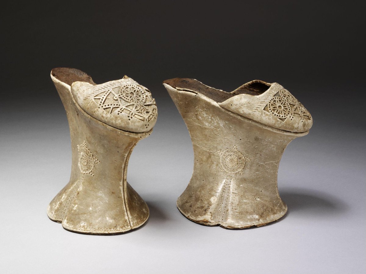 jdmccafferty's tweet image. Pair of chopines
c. 1600
Venice
These are made of pine-wood which is covered in kid leather with punched decoration & figured silk underlay.
(V&A, London)