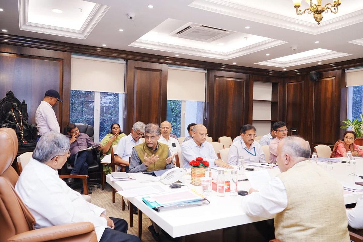 📍 २३ जुलै २०२५ | मंत्रालय, मुंबई

आज मंत्रालयात माझ्या अध्यक्षतेखाली उच्च व तंत्र शिक्षण विभागाची आढावा बैठक पार पडली.

मुख्यमंत्री देवेंद्रजी फडणवीस यांनी निश्चित केलेल्या १५० दिवसांच्या उद्दिष्ट कार्यक्रमाच्या पार्श्वभूमीवर आकृतीबंध अद्ययावत करणे, नियुक्ती नियम (Recruitment