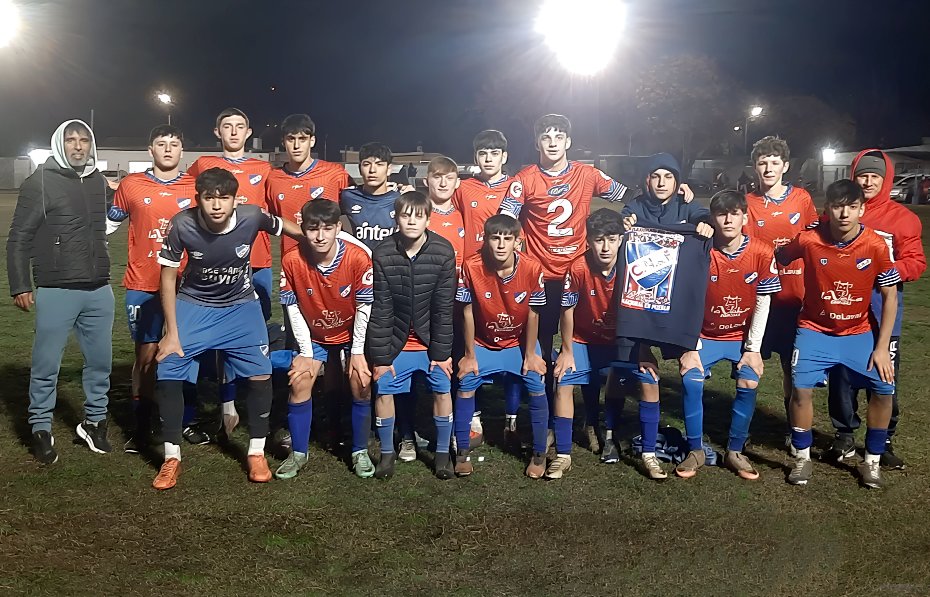 +3️⃣ Buen debut #LosPibesDelClub 

En la noche de ayer, nuestra SUB17 venció 2 a 1 en nuestro Parque Tricolor a Peñarol de Ombúes de Lavalle. 

⚽ Diego González
⚽ Valentín Imperial

#VamosNacional 🔵⚪🔴