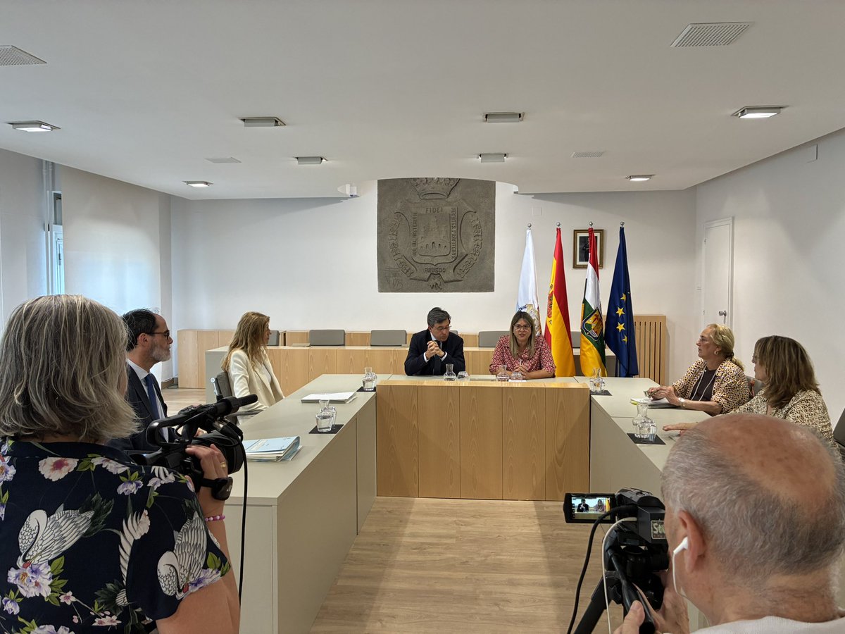 👩🏻‍💼La Alcaldesa ha recibido hoy en el Ayuntamiento de Arnedo al Consejo Consultivo de La Rioja que ha celebrado su sesión en nuestra ciudad.