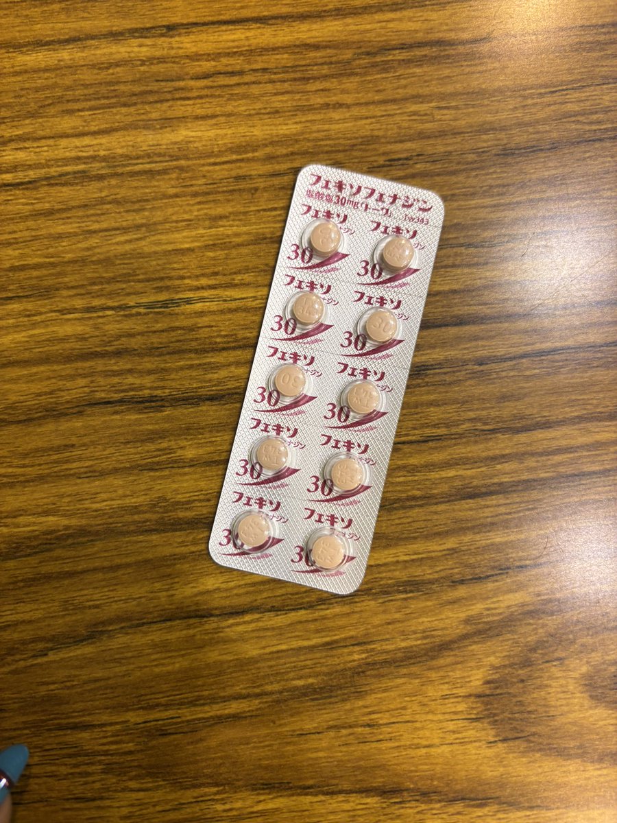 O___senbei's tweet photo. 【脂漏性皮膚炎ママ日誌：Day14】
子供の蕁麻疹が続くから飲み薬と塗り薬💊お守り代わりに持ち歩こう。暑くて汗が出て痒くて出るのかそれとも何かが原因で蕁麻疹が出てかゆいのか...温熱蕁麻疹なのかな？室内でしか遊べない😭
 #蕁麻疹 #小児蕁麻疹 https://t.co/OyfO4p7Psh