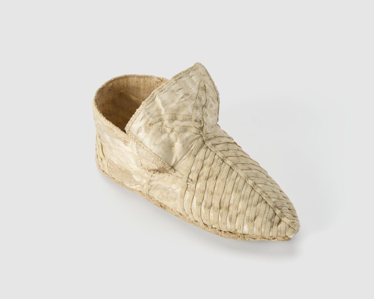 jdmccafferty's tweet image. Braided ivory-coloured satin shoe for a young child; made in England, 1680-1699
(V&A, London)