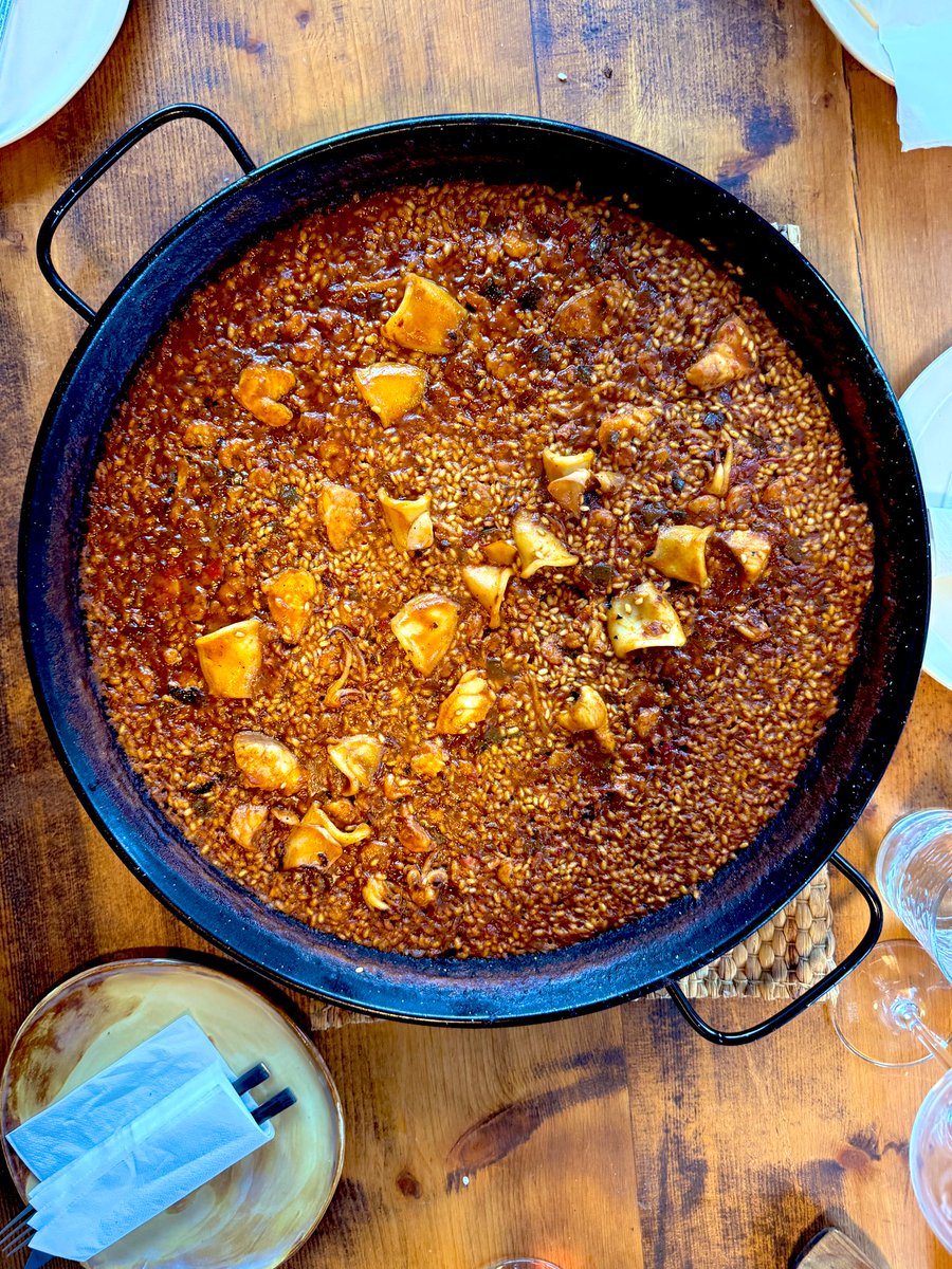 andresmadrigalg's tweet image. Consejos para un buen arroz!!
Una buena paellera . Ejemplo: para 3/4 personas una paellera de 60cm de diámetro .
Primero y muy importante NO FIJARSE TANTO EN ARROCES DE OTRos JJJJJ HAZ EL TUYO con los medios que dispongas !
Lo más importante de un buen arroz es el caldo. 3 horas…