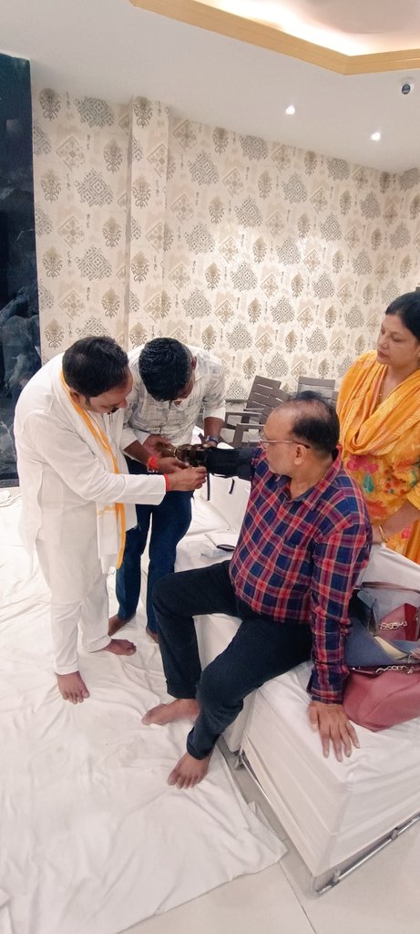 Avnishjain0109's tweet image. आज श्री मंडार जैन संघ द्वारा हरि कृष्णा फाउंडेशन के सहयोग से कृत्रिम हाथ प्रत्यारोपण का पुण्य कार्य हुआ, परम पूज्य श्रीमद हंसरत्न सुरीश्वर जी महाराज साहेब की पावन निश्रा और माननीय सांसद धर्म स्थलधर्माधिकारी आदरणीय@HeggadeD की विशेष उपस्थिति में पुण्य कार्य में सहभागी बना #Jainism