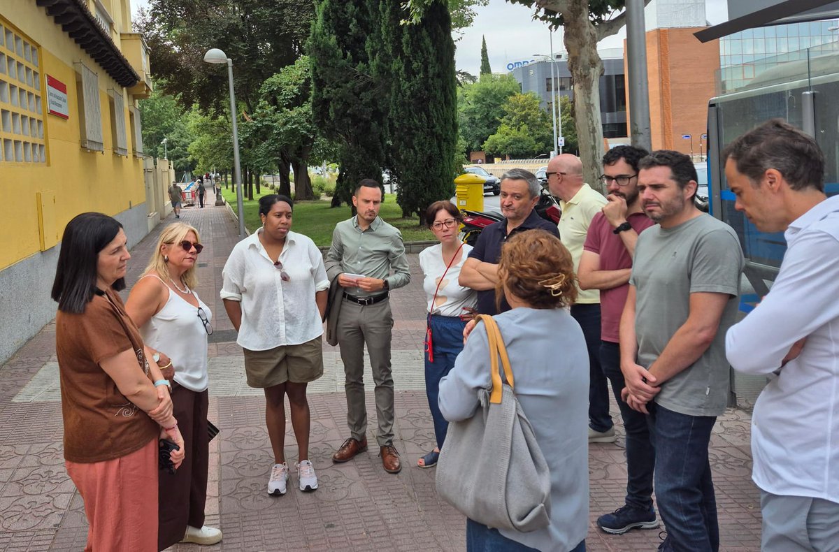 Pedro Barrero (@pebarrero) on Twitter photo 🧱 Hoy el <a href="/PSOEMadridAyto/">PSOE en Ayto Madrid</a> ha visitado el Puente de Cea, entre Ciudad Lineal y Hortaleza, para conocer junto a vecinos y propietarios la propuesta de cubrimiento de la A2.
🌆 Madrid necesita un nuevo modelo de ciudad: más habitable, más cohesionada, más humana.
#Madrid 🧱 Hoy el <a href="/PSOEMadridAyto/">PSOE en Ayto Madrid</a> ha visitado el Puente de Cea, entre Ciudad Lineal y Hortaleza, para conocer junto a vecinos y propietarios la propuesta de cubrimiento de la A2.
🌆 Madrid necesita un nuevo modelo de ciudad: más habitable, más cohesionada, más humana.
#Madrid
