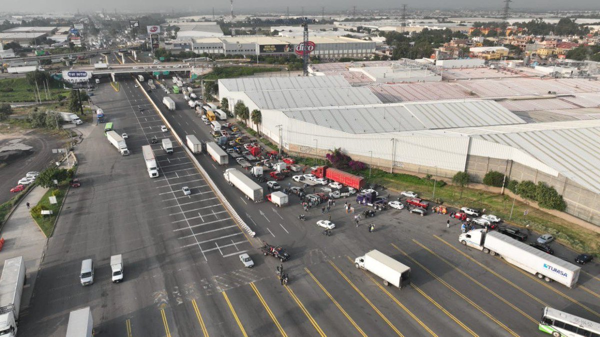 MLopezSanMartin's tweet image. 🚨 Mañana caótica: Transportistas de ACME bloquean casetas de Tepotzotlán (México-Querétaro) y San Cristóbal (México-Pachuca).
Exigen la aparición de Bernardo Aldana, su coordinador en Jilotepec.