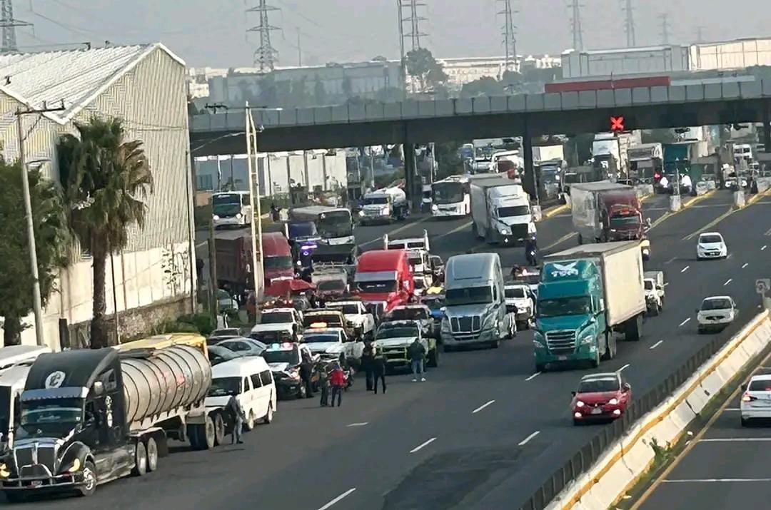 MLopezSanMartin's tweet image. 🚨 Mañana caótica: Transportistas de ACME bloquean casetas de Tepotzotlán (México-Querétaro) y San Cristóbal (México-Pachuca).
Exigen la aparición de Bernardo Aldana, su coordinador en Jilotepec.