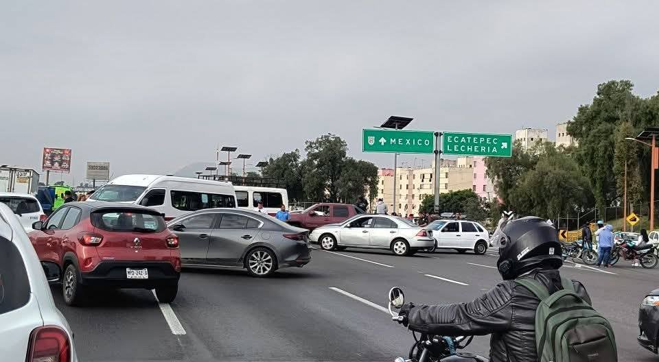MLopezSanMartin's tweet image. 🚨 Mañana caótica: Transportistas de ACME bloquean casetas de Tepotzotlán (México-Querétaro) y San Cristóbal (México-Pachuca).
Exigen la aparición de Bernardo Aldana, su coordinador en Jilotepec.