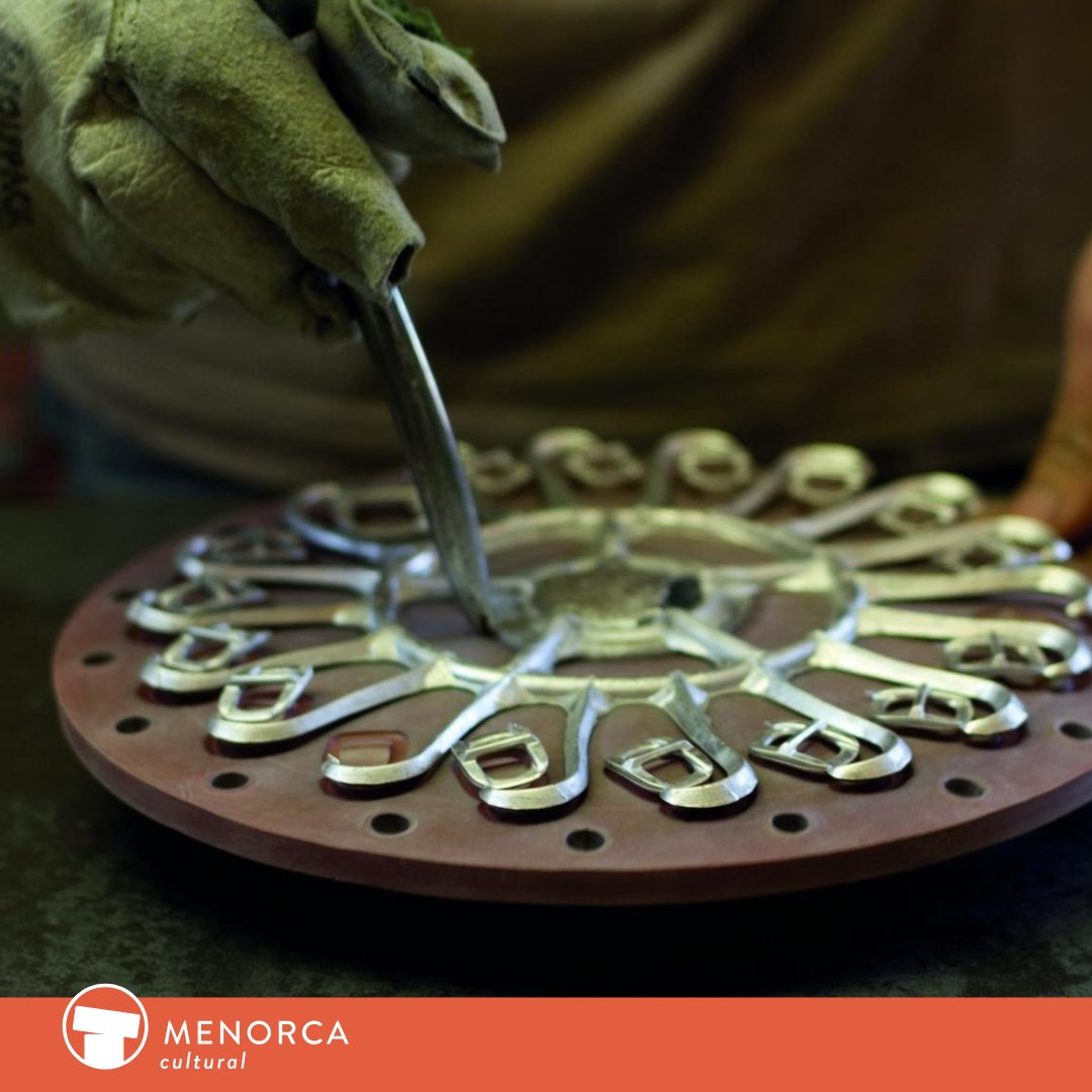 🎁 El mejor recuerdo de #Menorca puede ser... ese detalle que guardas para siempre.

La isla fue durante décadas el corazón de la bisutería artesanal. Hoy, sigue brillando con piezas únicas, hechas con mimo, historia y diseño local.