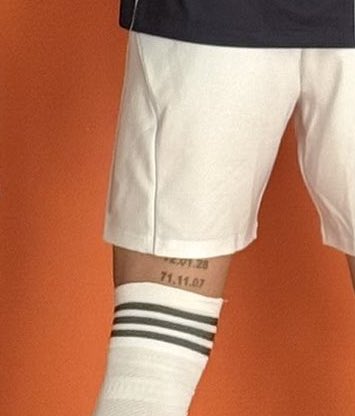 Seunghun tattoo his family’s bday on his leg 🥺