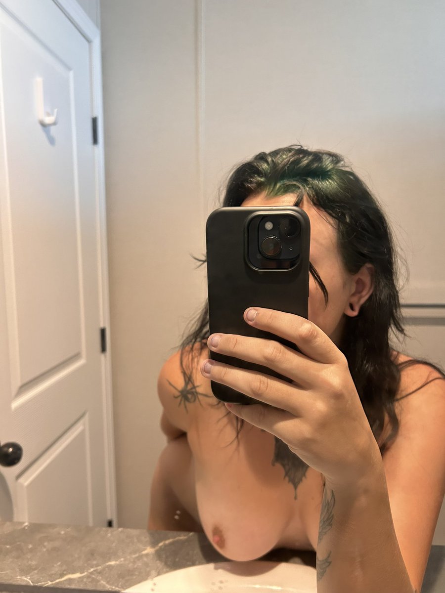 Hey guys my hair is dark green now :3