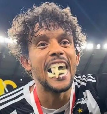 brasileiraoopre's tweet image. Scarpa tomou leitinho de todos companheiros de clube!
"Foi uma forma de me desculpar com todos", afirmou o meia