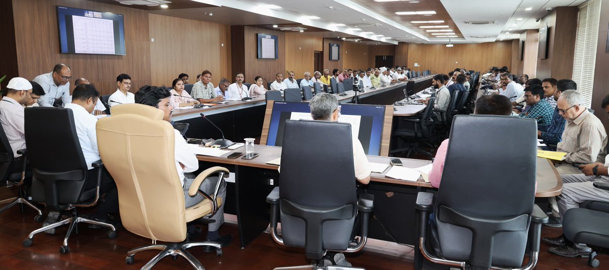 dm_patna's tweet image. जिलाधिकारी, पटना की अध्यक्षता में जिला आपूर्ति टास्क फोर्स की बैठक हुई। खाद्यान्न का ससमय उठाव एवं वितरण सुनिश्चित करने, राशन कार्ड हेतु प्राप्त आवेदनों का निर्धारित समय-सीमा के अंदर शत-प्रतिशत निष्पादन सुनिश्चित करने, सस्पेक्टेड राशन कार्डों की जाँच कर अतिशीघ्र निष्पादन करने तथा…
