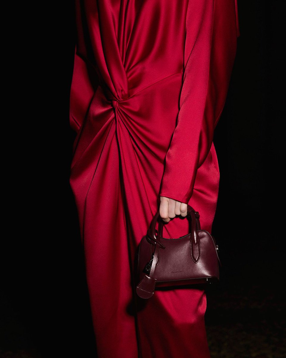 StellaMcCartney's tweet image. SUMMER NIGHTS: Dresses draped in silky forest-friendly viscose satin.
Shop #StellaAutumn25 in-store and at stella-mccartney.visitlink.me/BhN2U7
#StellaMcCartney #crueltyfree